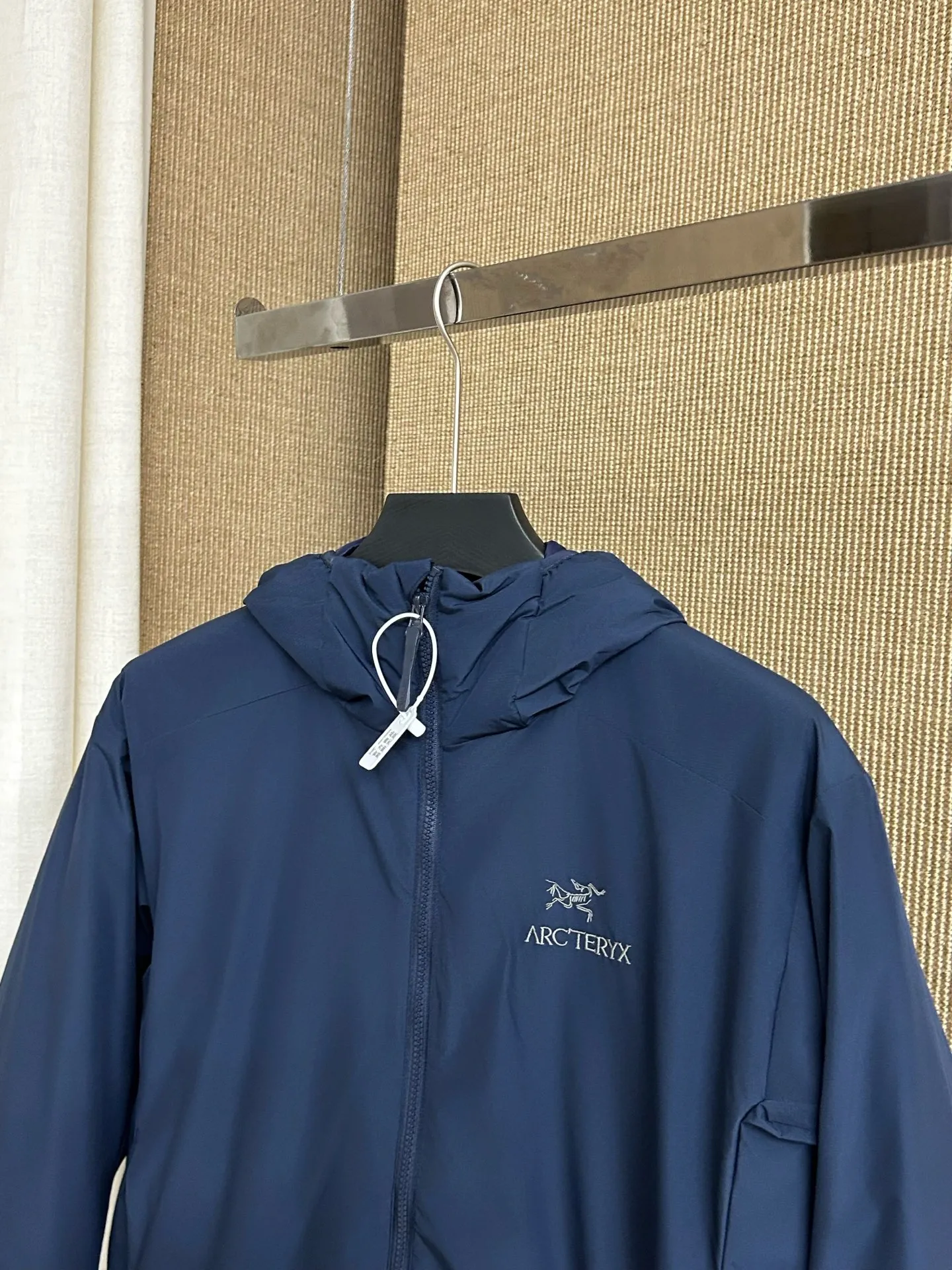 【Arcteryx Atom Hoody 】 : Arcteryx， ， ， 。 ， ， 。 ，Arcteryx ， 。Quality、 ， 。 ， + : ✅ 100% ，Tyono 30 ， ， ✅ ， Wear-Resistant Breathable ✅ ， ， ✅ ， ， ， ✅ 、 ， ， ✅ logo ， ✅ YKK， ✅ ：Coreloft TM Continuous 65 ， ✅（65g/m 2) : ，Breathable ，ATOM Coreloft TM Continuous ， ， ， ， Wear-Resistant ， ， ， 。